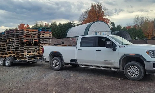 Service de récupération de palettes usagées.