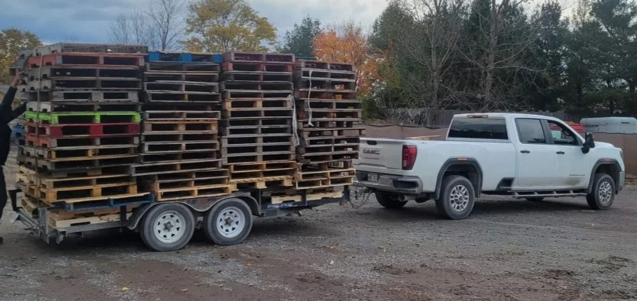 Camion avec une remorque remplie de palettes de bois