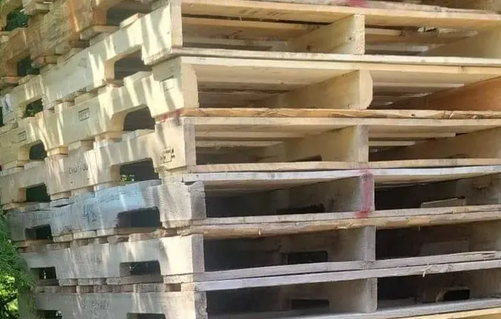 Palette polyvalente avec entrées sur les quatre côtés.