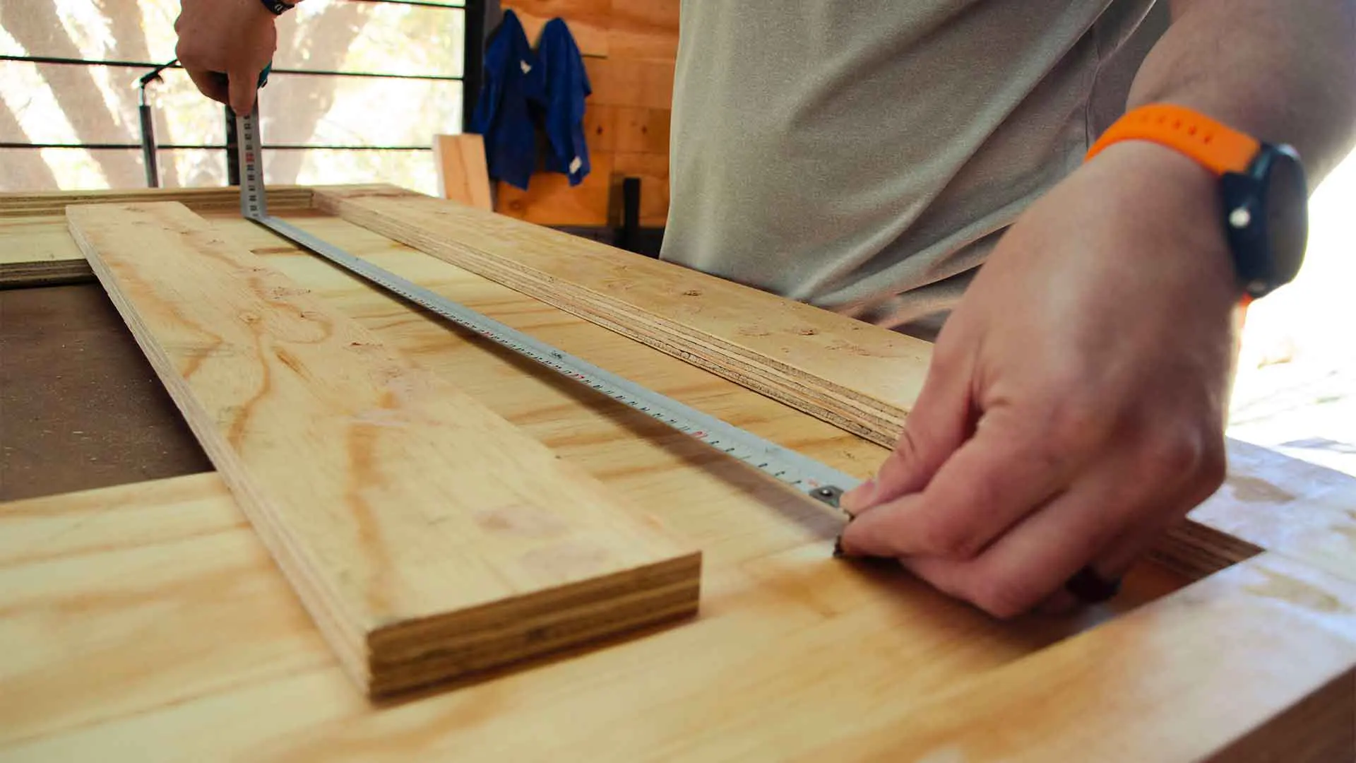 Palette de bois recyclée en cours de reconstruction